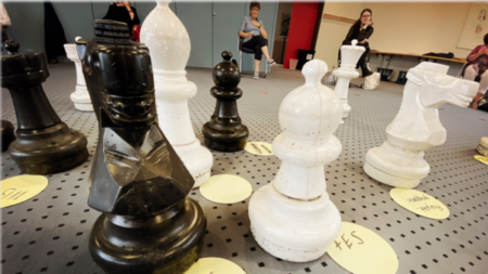 Schachfiguren im Seminarraum